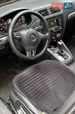 Седан Volkswagen Jetta 2011 в  фото 11 Седан Volkswagen Jetta 2011 в