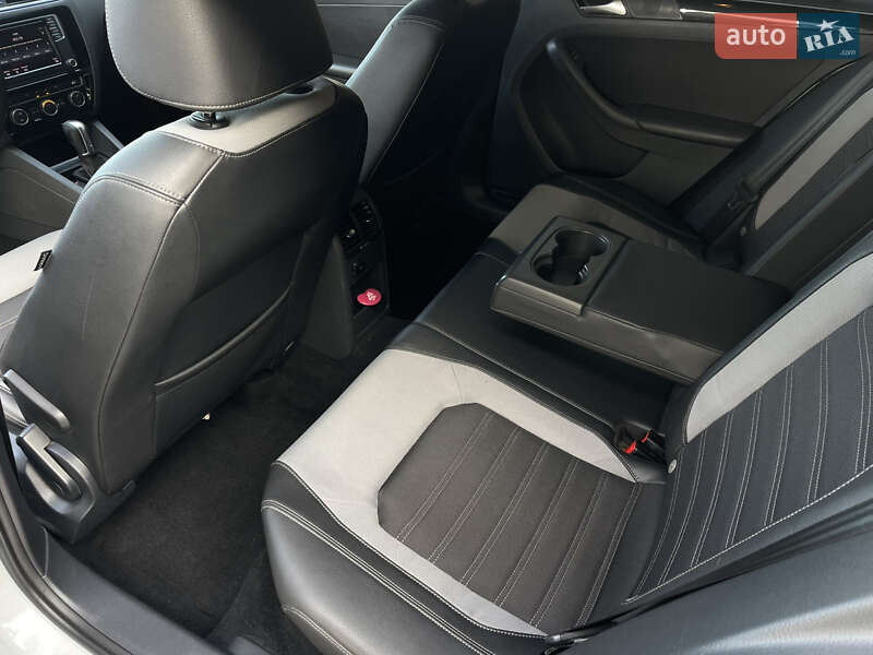 Седан Volkswagen Jetta 2016 в Днепре