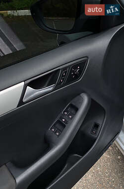 Седан Volkswagen Jetta 2012 в 