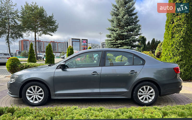 Седан Volkswagen Jetta 2015 в Львове
