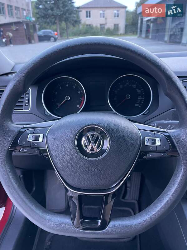 Седан Volkswagen Jetta 2015 в Немирові