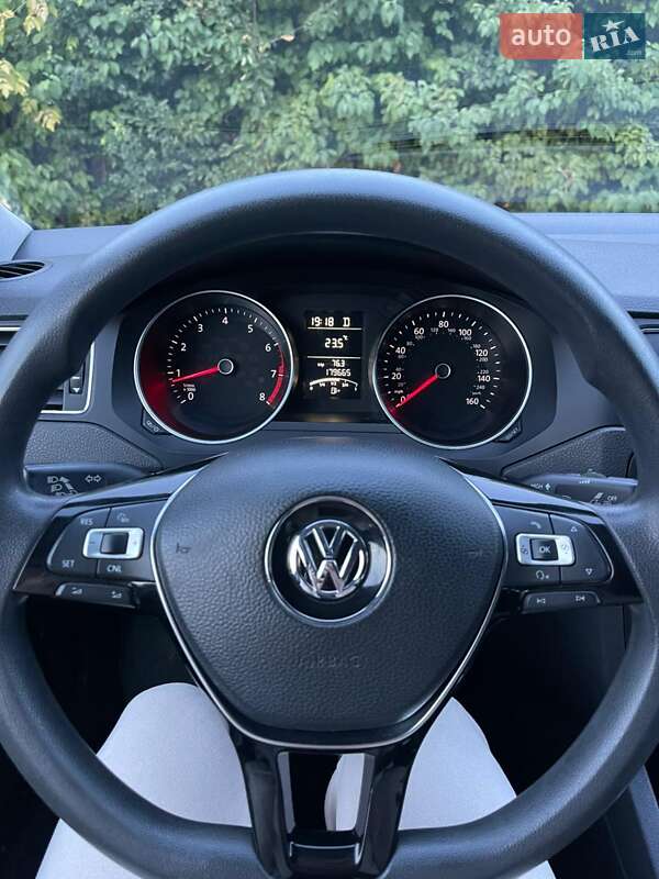 Седан Volkswagen Jetta 2015 в Немирові