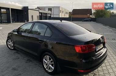 Седан Volkswagen Jetta 2011 в  фото 3 Седан Volkswagen Jetta 2011 в