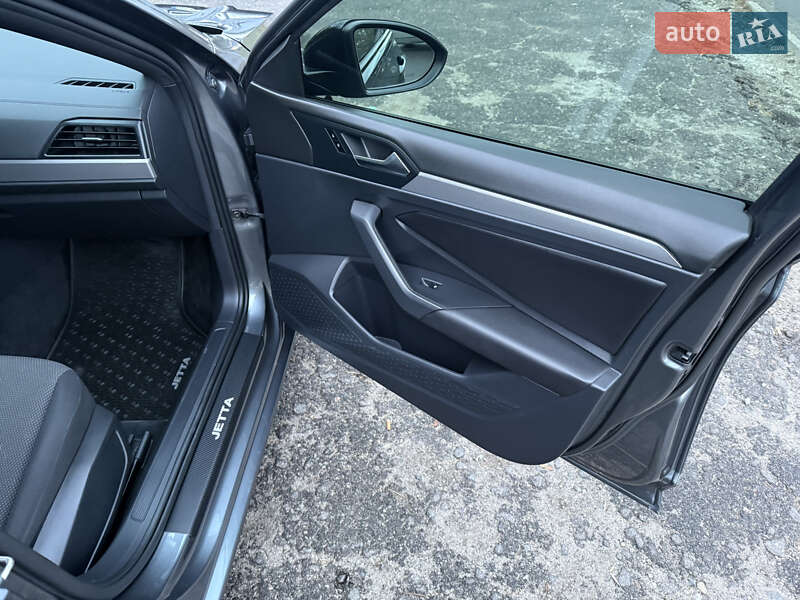 Седан Volkswagen Jetta 2019 в Запоріжжі