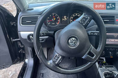 Седан Volkswagen Jetta 2012 в 