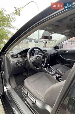 Седан Volkswagen Jetta 2015 в 