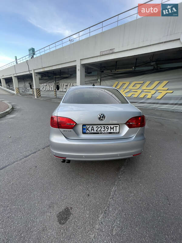 Седан Volkswagen Jetta 2013 в Киеве