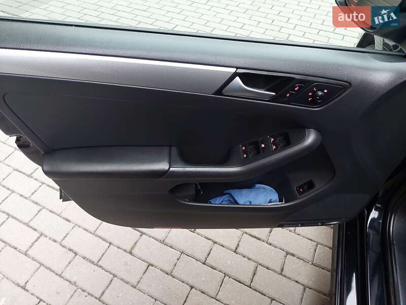 Седан Volkswagen Jetta 2016 в Львове