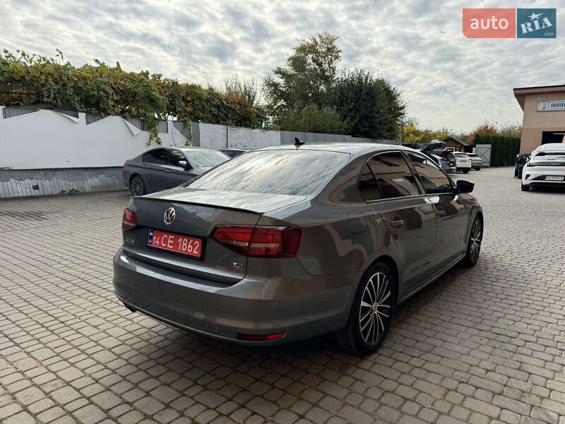 Седан Volkswagen Jetta 2016 в Ужгороде