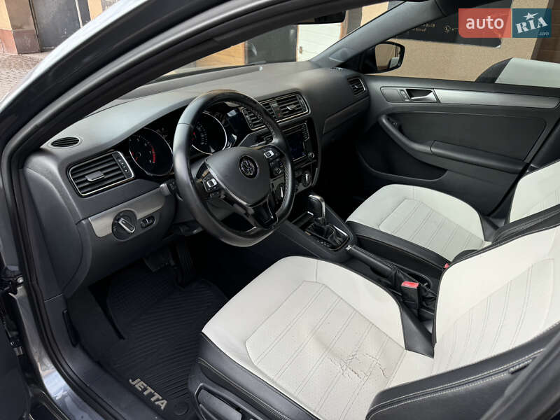 Седан Volkswagen Jetta 2016 в Ужгороде