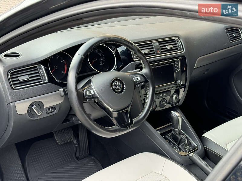 Седан Volkswagen Jetta 2016 в Ужгороде