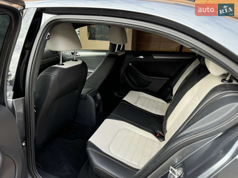 Седан Volkswagen Jetta 2016 в Ужгороде