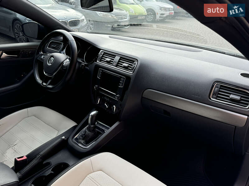 Седан Volkswagen Jetta 2016 в Ужгороде