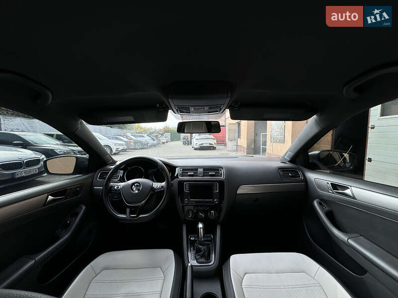 Седан Volkswagen Jetta 2016 в Ужгороде