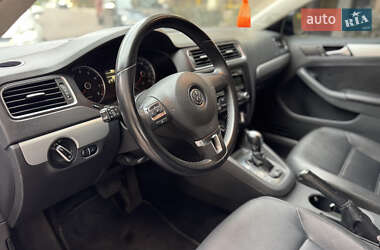 Седан Volkswagen Jetta 2013 в 