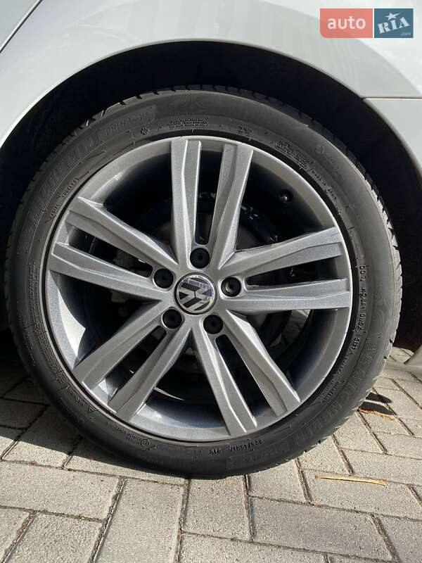 Седан Volkswagen Jetta 2015 в Львове