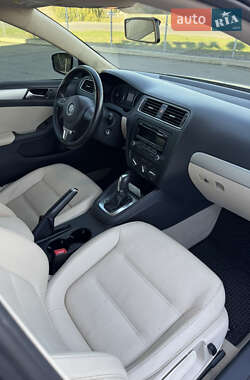 Седан Volkswagen Jetta 2013 в  фото 29 Седан Volkswagen Jetta 2013 в
