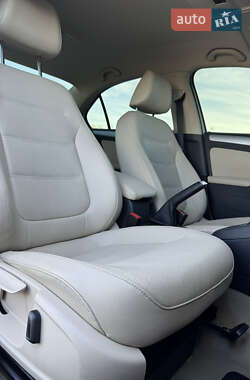 Седан Volkswagen Jetta 2013 в  фото 34 Седан Volkswagen Jetta 2013 в