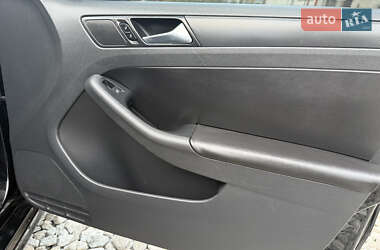 Седан Volkswagen Jetta 2012 в 