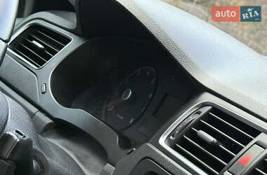 Седан Volkswagen Jetta 2012 в 