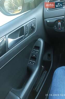 Седан Volkswagen Jetta 2016 в 