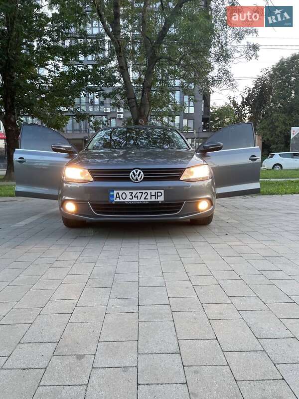 Седан Volkswagen Jetta 2012 в Ужгороде
