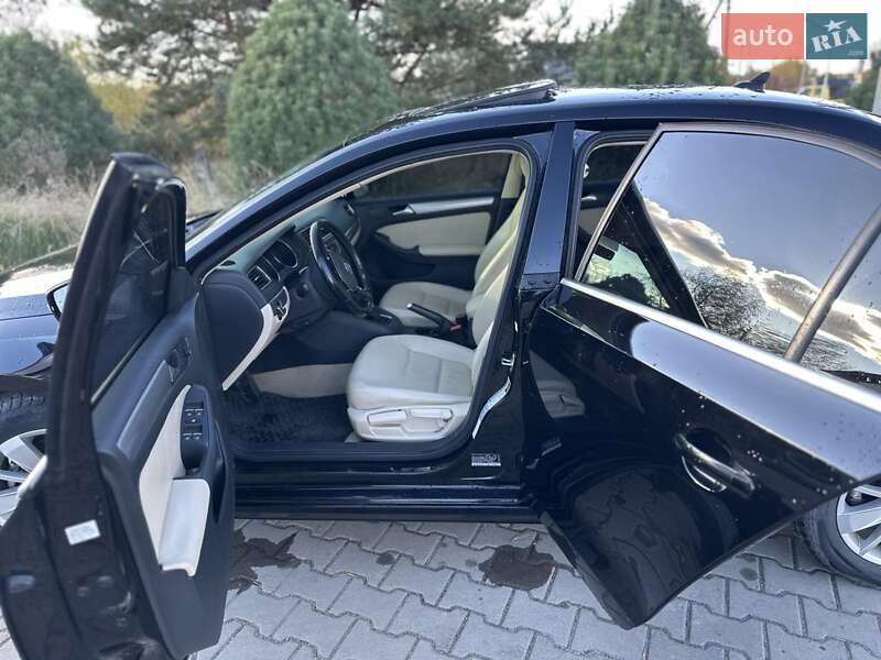 Седан Volkswagen Jetta 2016 в Жовкве