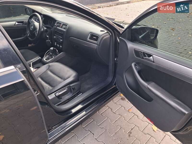 Седан Volkswagen Jetta 2013 в Львові
