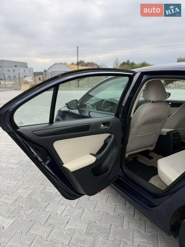 Седан Volkswagen Jetta 2011 в Калуше