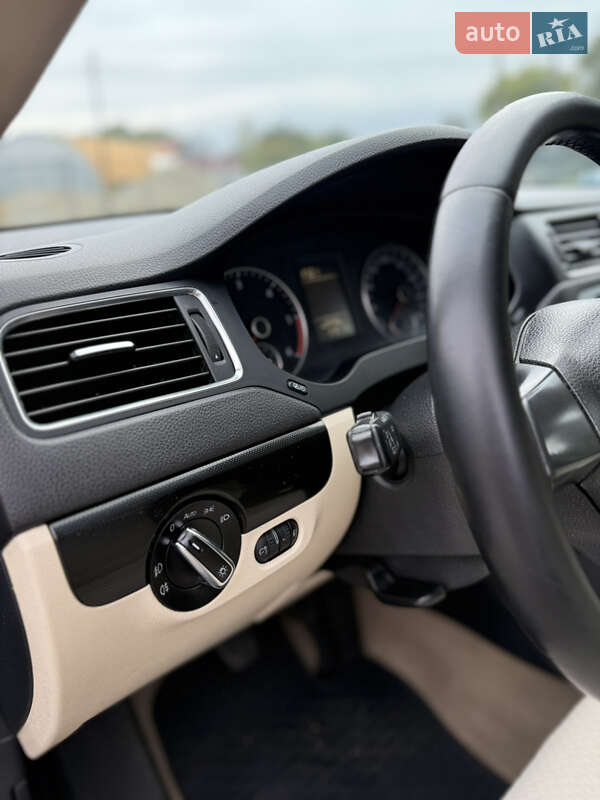 Седан Volkswagen Jetta 2011 в Калуше