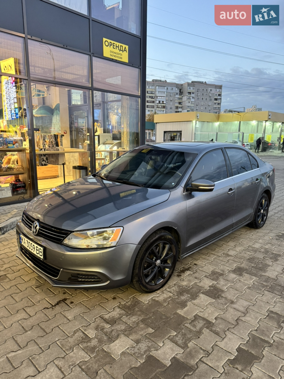 Капітальный ремонт двигуна !Проходить ще 200 тис км без проблем!Volkswagen Jetta 2013-й року
Авто імпортовано з США. Продается вид власника. Можлива додаткова перевірка на СТО. 

Комплектация:
- Галогенна оптика
- Электро склопідйомники
- Электро регулювання  зеркал з підігрівом
- Бортовий компьютер
- Кондиціонер
- Шкиряний салон
- Электро привід спінки передніх сидінь
- Механичне регулювання рульової колонки
- Круіз-контроль
- Монитор мультімедиа
- AUX/BLUETOOTH/USB
- Камера заднього виду
- Диски R16
- Нові шини все сезонні
- Без ключовий доступ
- Запуск двигуна з кнопки
- Люк



