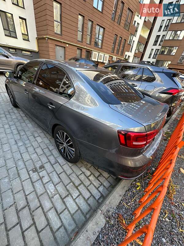 Седан Volkswagen Jetta 2015 в Львове