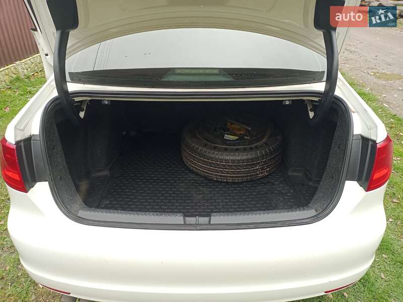 Седан Volkswagen Jetta 2012 в Ромнах