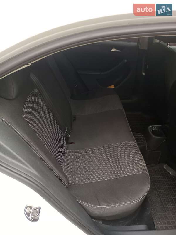 Седан Volkswagen Jetta 2012 в Ромнах