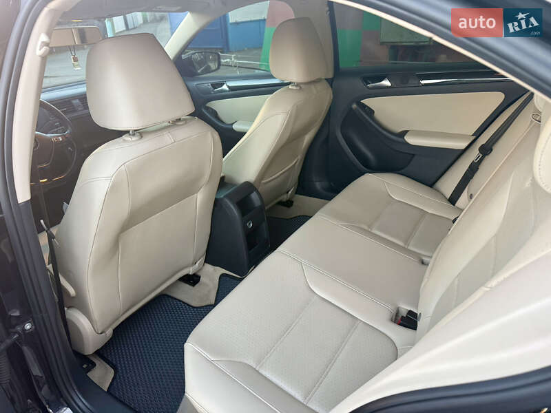 Седан Volkswagen Jetta 2014 в Хмельницком