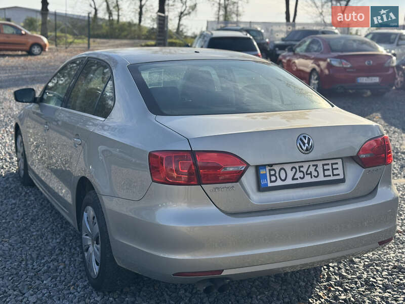 Седан Volkswagen Jetta 2012 в Хмельницком