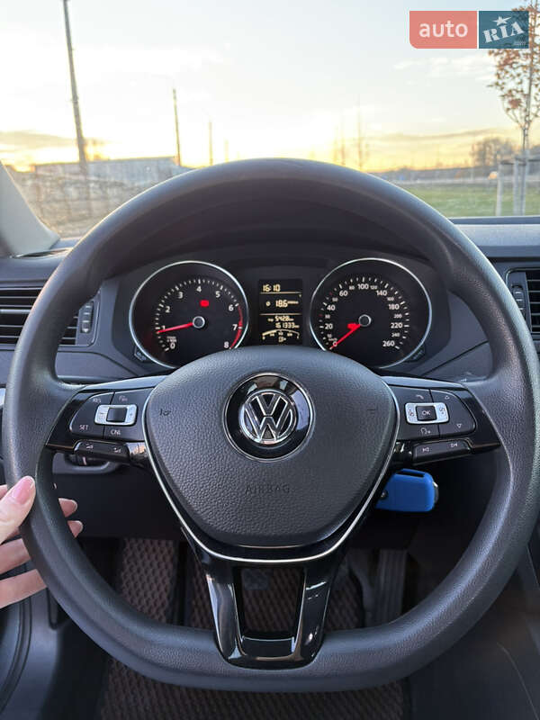 Седан Volkswagen Jetta 2015 в Києві