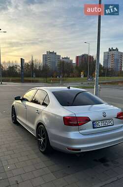 Седан Volkswagen Jetta 2015 в Львові