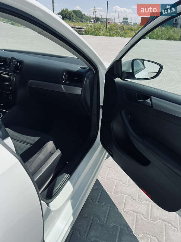 Седан Volkswagen Jetta 2016 в Львове