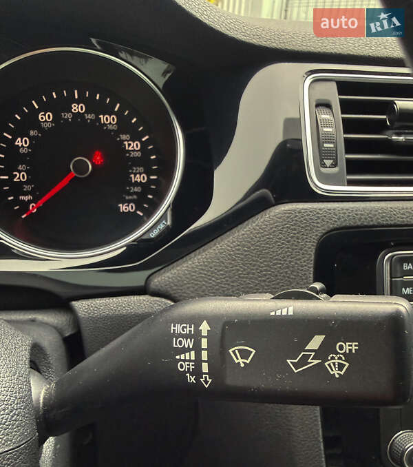 Седан Volkswagen Jetta 2015 в Львове