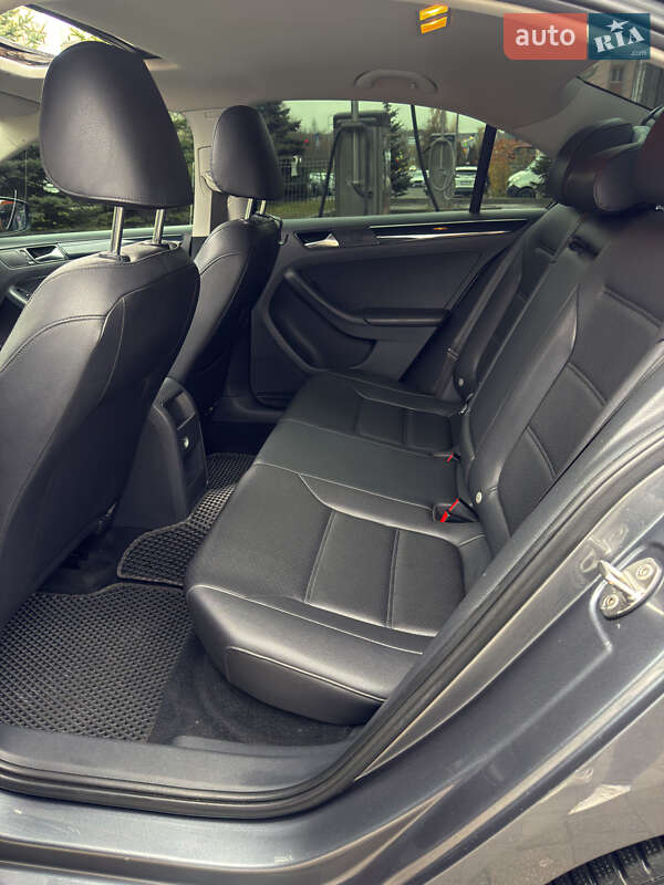 Седан Volkswagen Jetta 2015 в Львове