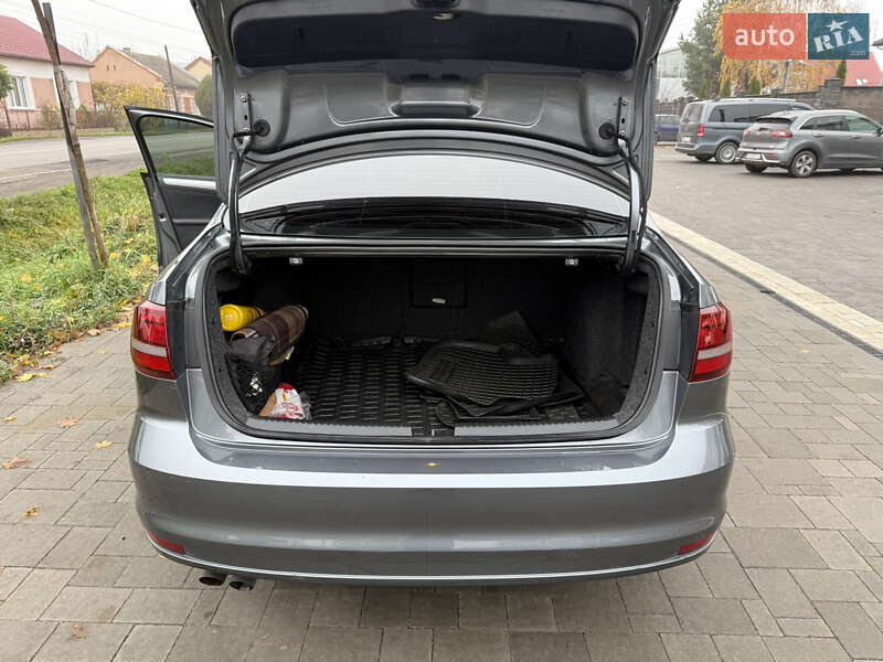 Седан Volkswagen Jetta 2017 в Ужгороде