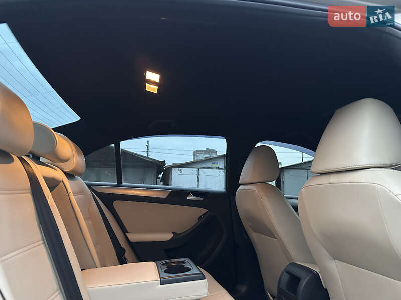 Седан Volkswagen Jetta 2014 в Львове