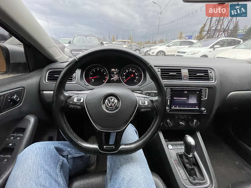 Седан Volkswagen Jetta 2016 в Львові