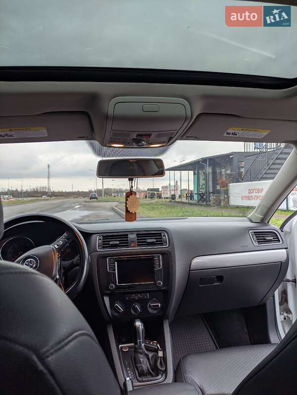 Седан Volkswagen Jetta 2016 в Львове