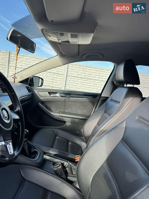 Седан Volkswagen Jetta 2011 в Бучаче