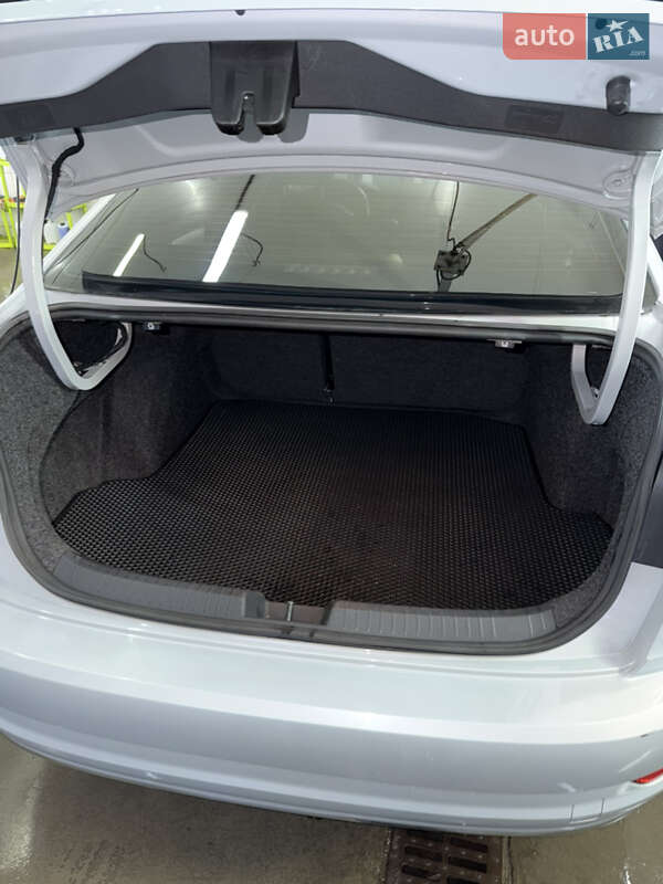 Седан Volkswagen Jetta 2018 в Днепре