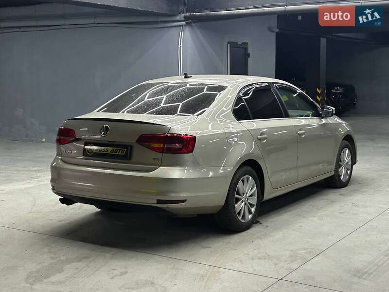 Седан Volkswagen Jetta 2014 в Чернівцях