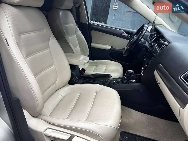 Седан Volkswagen Jetta 2014 в Чернівцях