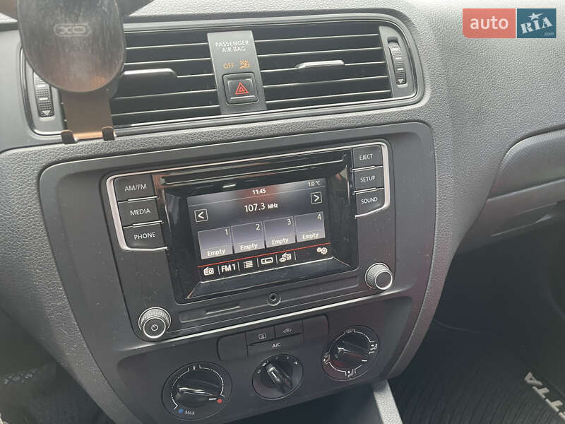 Седан Volkswagen Jetta 2016 в Ромнах фото 22 Седан Volkswagen Jetta 2016 в Ромнах